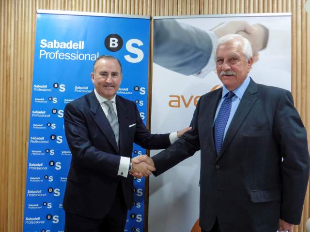 firma acuerdo entre Sabadell y AVEBIOM para financiacion biomasa