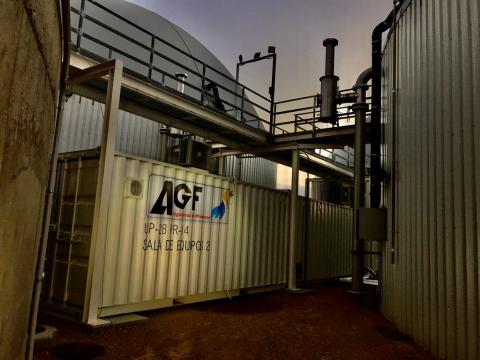Sala de equipos modular instalada entre los tanques de la planta de BIOMETAGAS LA GALERA.